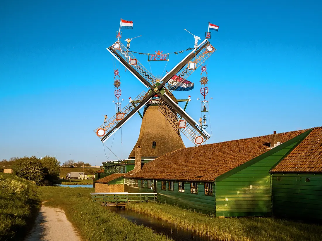 3, Molen 01067 De Schoolmeester (Westzaan), Martijn Jansen (22-4-2022)Naar Zaanse traditie. | Database Nederlandse molens