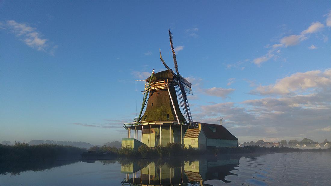 6, Molen 01080 Het Prinsenhof (Westzaan), Op de foto is goed de hangende steiger te zien die gebruikt wordt bij het vernieuwen van de kuip, kruivloer en het boventafelement.Rick Bakker (27-9-2015) | Database Nederlandse molens