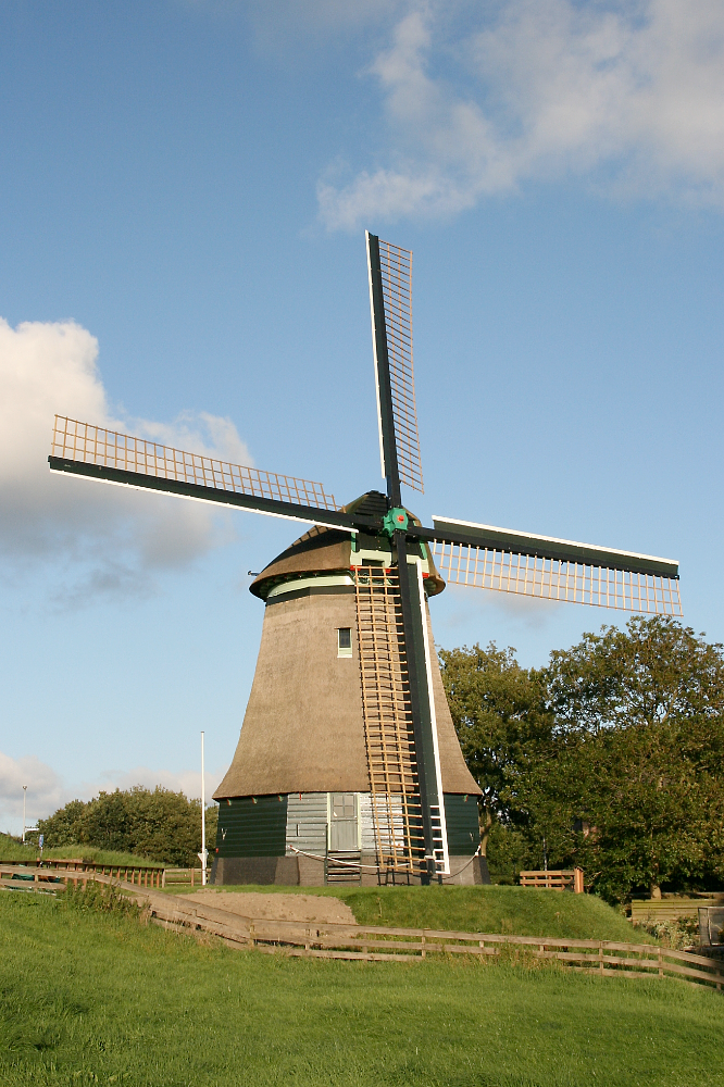 Molen 00341 De Hoop (Wieringerwaard), De molen met zijn nieuwe (Oud-Hollandse) wiekenkruis.  Quistnix (A.H.) (23-8-2008). | Database Nederlandse molens