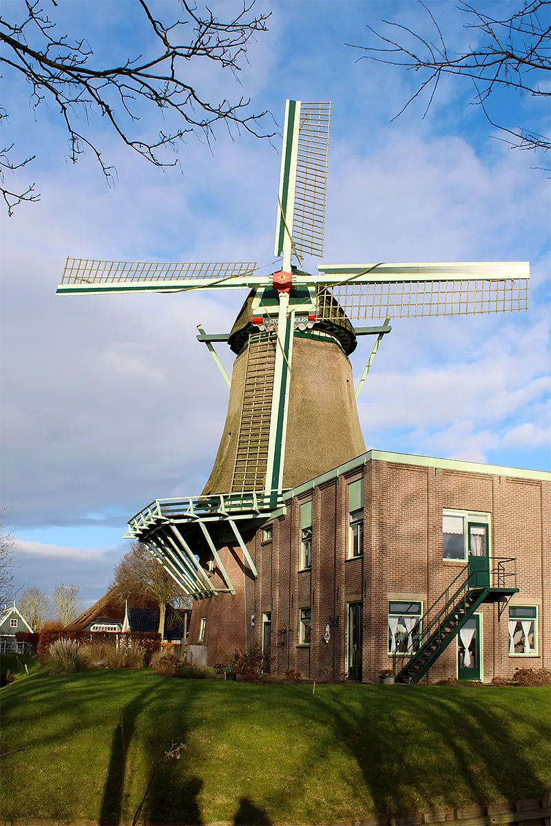Molen 05153 De Stofmolen (Wijdenes), Tony Hop (06-01-2022)De Stofmolen te Wijdenes, op de voorgrond de oude maalderij, thans in gebruik als woning van de molenaar. | Database Nederlandse molens