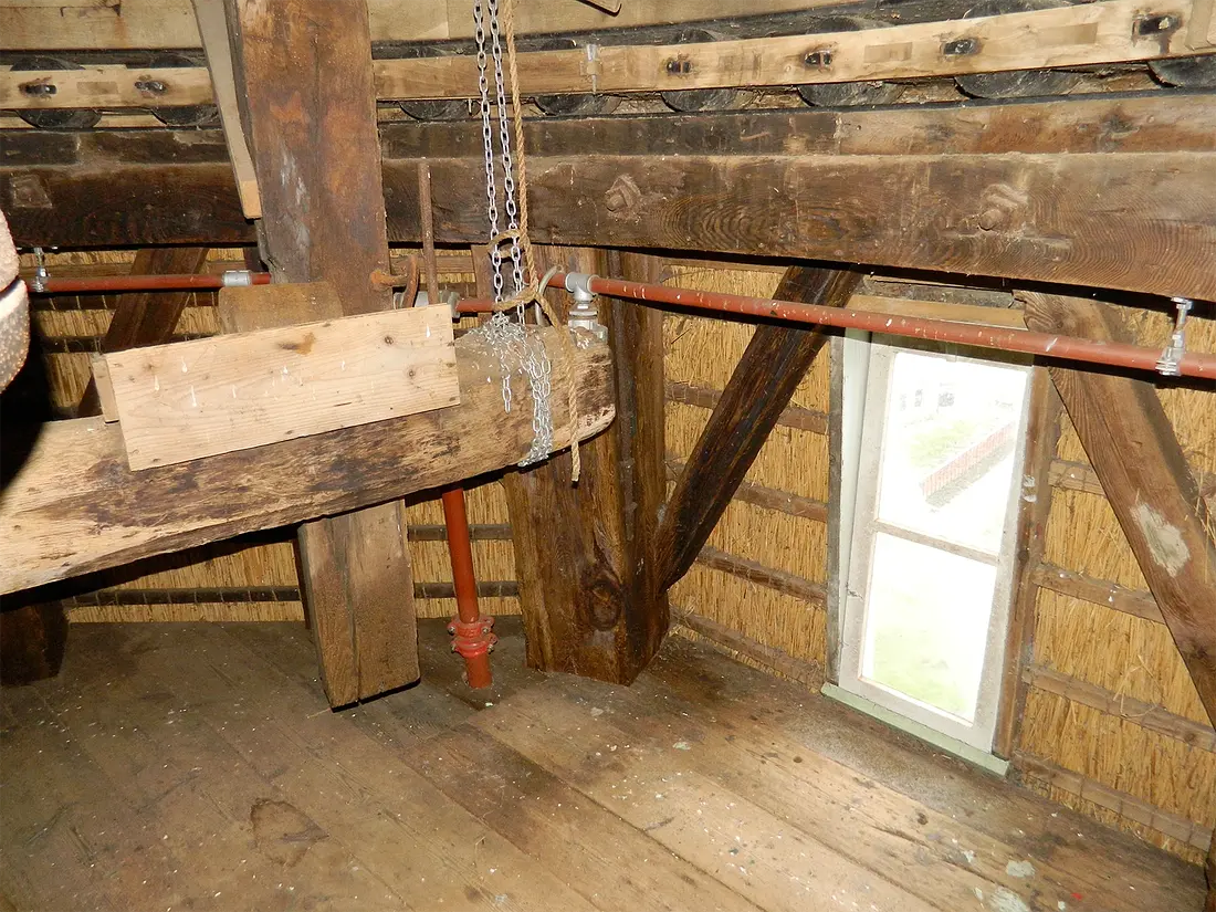 12, Molen 05153 De Stofmolen (Wijdenes), Vincent Mepschen (10-12-2022)Kapzolder met ramen | Database Nederlandse molens