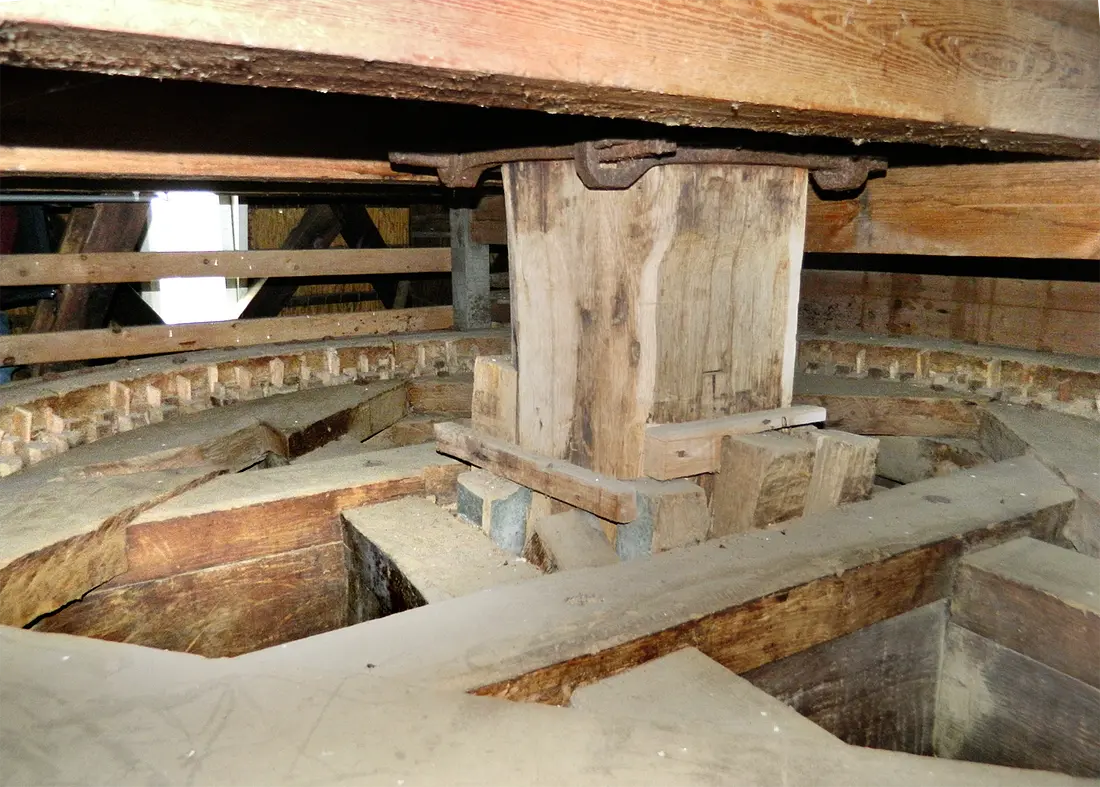 15, Molen 05153 De Stofmolen (Wijdenes), Vincent Mepschen (10-12-2022)Het vermaakte steenwiel als spoorwiel. | Database Nederlandse molens