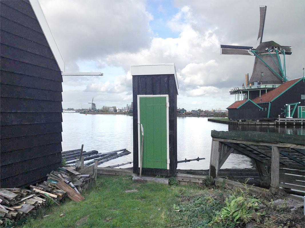 5, Molen 10690 De Poelenburg (ook: De Gekroonde Poelenburg) (Zaandam), Bob Vink (6-11-2019)Het schijthuis | Database Nederlandse molens