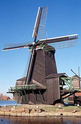 15, Molen 10690 De Poelenburg (ook: De Gekroonde Poelenburg) (Zaandam), De Gekroonde Poelenburg vóór de restauratie van 2005. Zoek de verschillen!  Willem Jans (4-1-2002). | Database Nederlandse molens