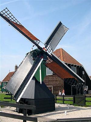 6, Molen 10100 De Hadel (Zaandam), Adrie Swan (1-5-2005)De molen met Zaanse zomerzeilen. Let ook op de hoge bebouwing op korte afstand.  | Database Nederlandse molens