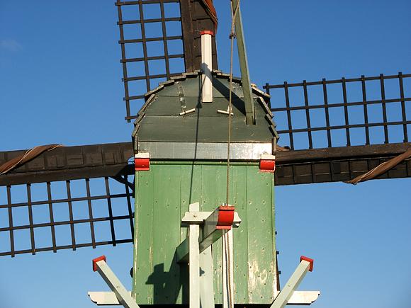 9, Molen 10100 De Hadel (Zaandam), Hessel de Vries (5-1-2009)Het bovenhuis met staart. Let vooral eens op de plaatsing van de staartbalk; niet loodrecht, maar enigszins diagonaal vanwege de bevestiging van de trap. | Database Nederlandse molens