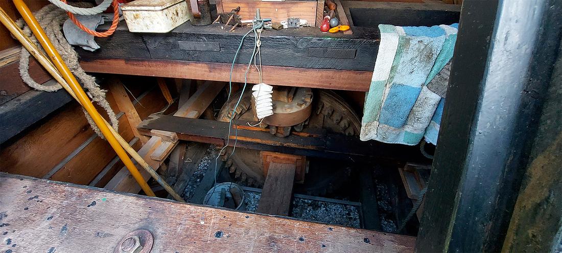 12, Molen 10100 De Hadel (Zaandam), Wouter Bakker (15-4-2021)De onderbonkelaar en het onderwiel van De Hadel.  | Database Nederlandse molens