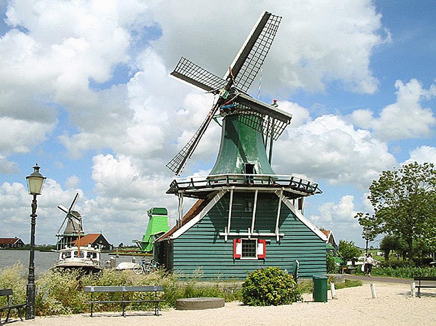 14, Molen 04911 bis bis De Huisman (Zaandam), De Huisman in de gedaante van 1955 tot 2010. Op de achtergrond onder meer De Poelenburg, die op dat moment even zonder roeden staat en in een nieuwe groene jas wordt gestoken. Rob Pols (19-7-2005). | Database Nederlandse molens