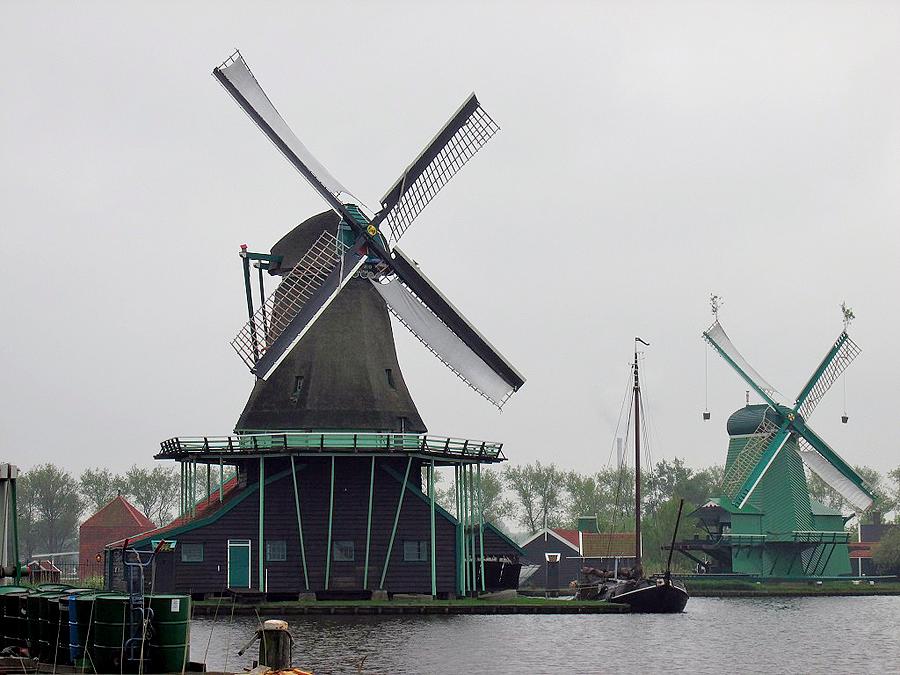 5, Molen 06908 De Kat (Zaandam), Abel van Loenen (23-5-2015)De Kat en De Gekroonde Poelenburg (rechts) in de z.g. 'Luilakstand'. | Database Nederlandse molens