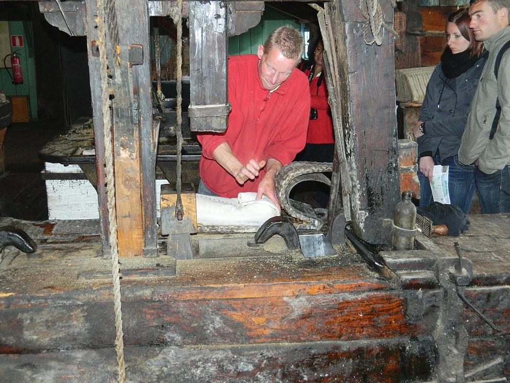 12, Molen 11754 De Zoeker (Zaandam), Olieslager Ruud Nieuwhof aan het werk. Vincent Mepschen (2-6-2012) | Database Nederlandse molens