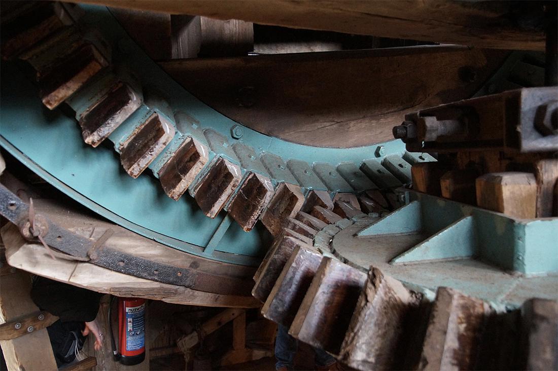 13, Molen 01146 De Kraai (Westbroek), Matthieu Hoogduin (13-4-2019)Bovenwiel dat deels van staal is en het ronsel dat in plaats van een bonkelaar op de koningsspil is aangebracht. | Database Nederlandse molens