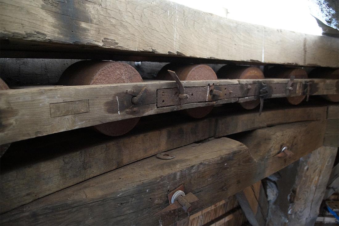 15, Molen 01146 De Kraai (Westbroek), Matthieu Hoogduin (13-4-2019)De molen heeft een rollen kruiwerk met gietijzeren rollen. | Database Nederlandse molens