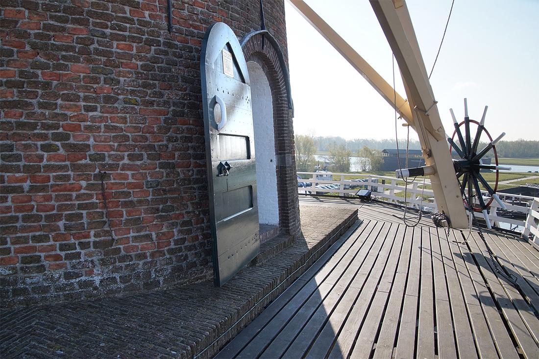 9, Molen 00084 Rijn en Lek (Wijk bij Duurstede), Matthieu Hoogduin (13-4-2019)Op deze foto is goed te zien hoe de ronde molen staat op een een vierkante onderbouw, de oude stadspoort. | Database Nederlandse molens