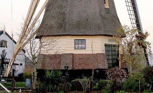 5, Molen 00997 De Veenmolen (Wilnis), Ad van Breugel (22-11-2007)De Veenmolen heeft door het inklinken van de veengrond een nogal kenmerkende, vrij hoge onderbouw. | Database Nederlandse molens