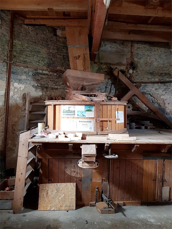 13, Molen 03567 De Korenhalm (Gravenpolder, 's-), Pieter Zuijkerbuijk (14-6-2019)Het enige nog aanwezige elektrisch aangedreven maalkoppel in de invaart.  | Database Nederlandse molens