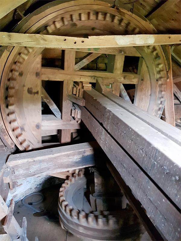 28, Molen 03567 De Korenhalm (Gravenpolder, 's-), Pieter Zuijkerbuijk (14-6-2019)
Het bovenwiel is ooit versterkt en zit met opvallend dunne vulstukken rond de bovenas.  | Database Nederlandse molens