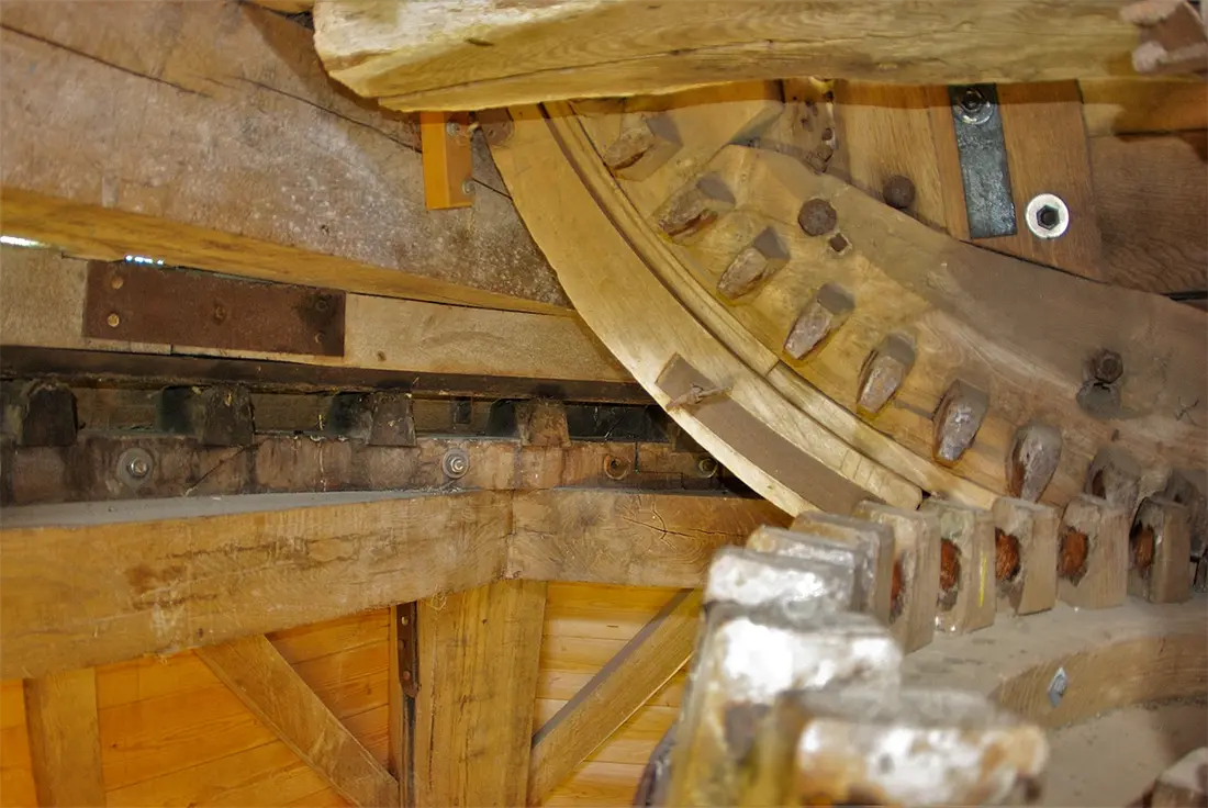 18, Molen 03550 (Naamloos) (Aagtekerke), André Vermeulen (9-1-2019)De kap draait niet op rollen maar op neuten en die moeten regelmatig ingevet worden. Het kruien van de kap is hierdoor zwaar werk. | Database Nederlandse molens