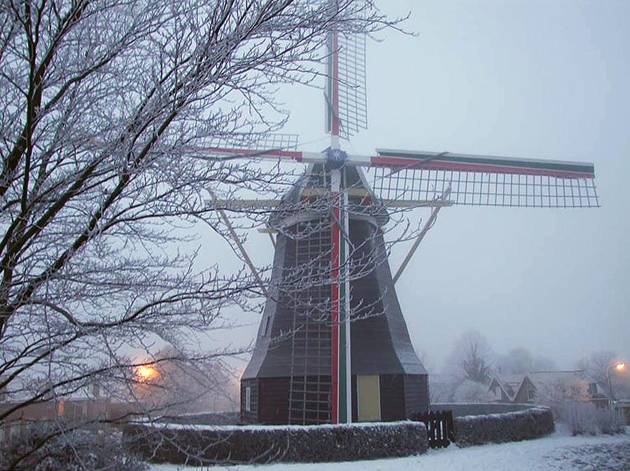 4, Molen 12541 Nooit Gedacht (Arnemuiden), D.J. Joziasse (2013).Mooi winters plaatje vanuit de keuken van onze woning. | Database Nederlandse molens