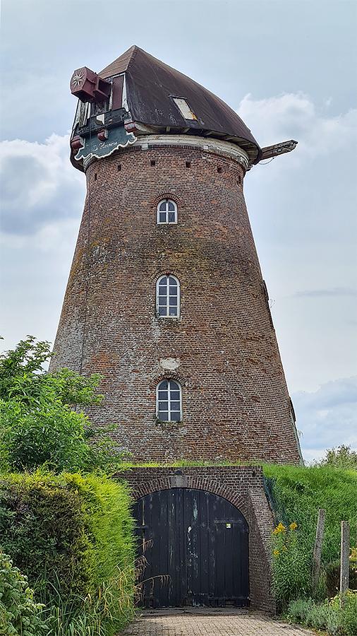 2, Molen 03326 De Harmonie (Biervliet), Ruud Bax (20-8-2021)De onttakelde molen in afwachting van een ingrijpende restauratie. | Database Nederlandse molens