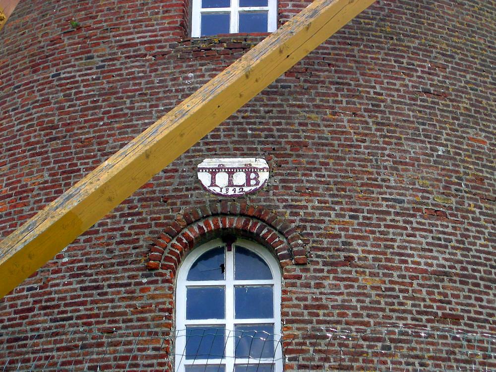 5, Molen 03326 De Harmonie (Biervliet), Hans Sonneveld (21-07-2007).  Steen met het opschrift: ILB (Izaak Lijbaart). | Database Nederlandse molens