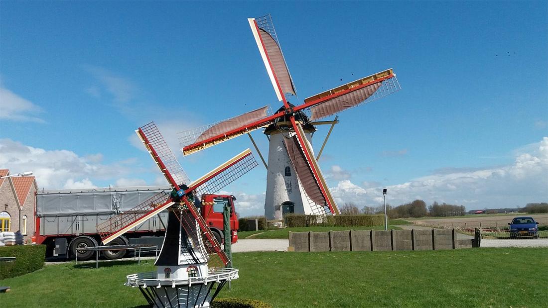 1, Molen 03556 (Naamloos) (Biggekerke), Ruben de Vos (7-4-2016)De molen malend met, geheel terug van weggeweest, de draaiende speelmolen van de familie Brasser. De speelmolen is van voor 1900 en in 2005 geheel gerestaureerd door Piet Roelse (van De Noorman in Westkapelle ). De speelmolen heeft 1 roede Oud-Hollands en 1 roede fokken met echt werkende regelbordjes. | Database Nederlandse molens