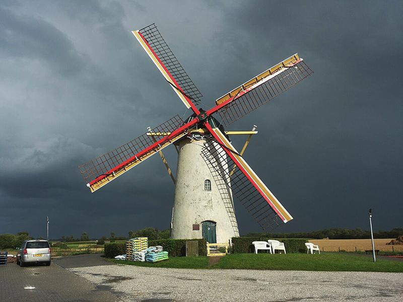 5, Molen 03556 (Naamloos) (Biggekerke), Ruben de Vos (18-8-2014).Goed oppassen: de molen malend onder een dreigende lucht.  | Database Nederlandse molens