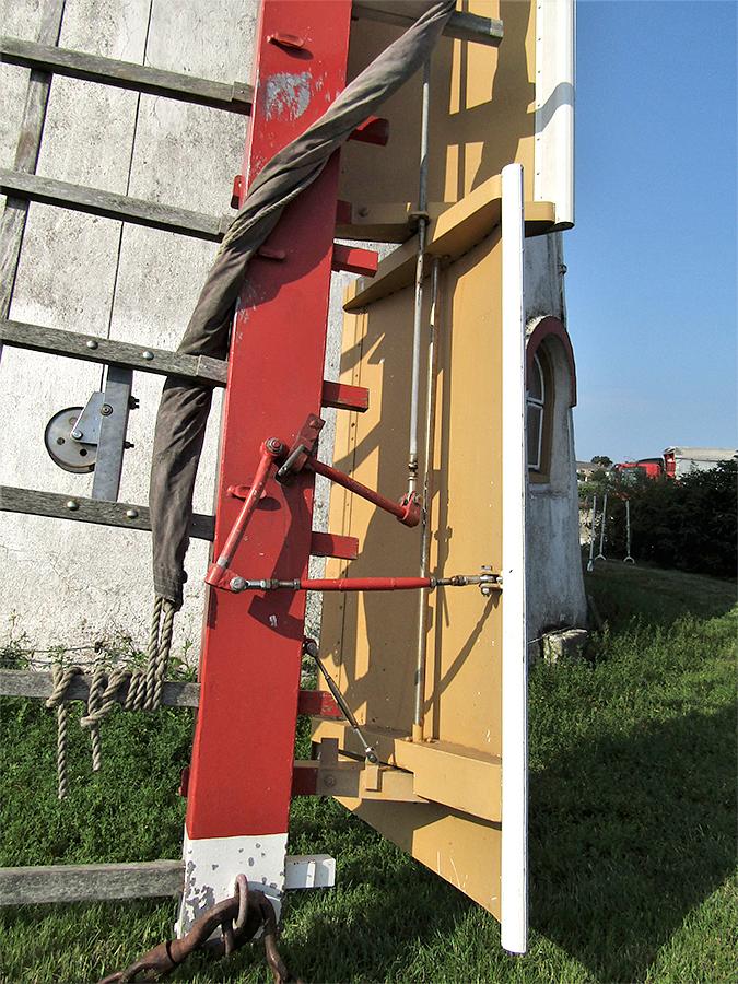 9, Molen 03556 (Naamloos) (Biggekerke), Jauke Schmetz (21-7-2021)Mooi zicht op het foksysteem met remkleppen. | Database Nederlandse molens