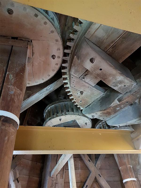 16, Molen 04895 De Hoop en Verwachting (Borssele), Pieter Zuijkerbuijk (6-4-2019)Linksachter is de stalen steenas met rondsel nog aanwezig die aangedreven werd door een dieselmotor die opgesteld stond in het motorhok.  | Database Nederlandse molens