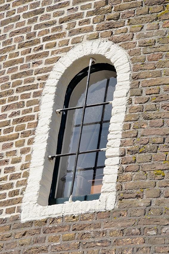 4, Molen 04903 De Haan (Brouwershaven), Rob Pols (23-8-2019)In de romp zitten fraaie witomlijste vensters met dievenijzers, zoals deze.  | Database Nederlandse molens