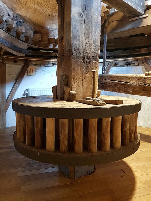 18, Molen 04903 De Haan (Brouwershaven),  Pieter Zuijkerbuijk (19-09-2019)Het bovenschijfloop heeft men laten zakken.  | Database Nederlandse molens