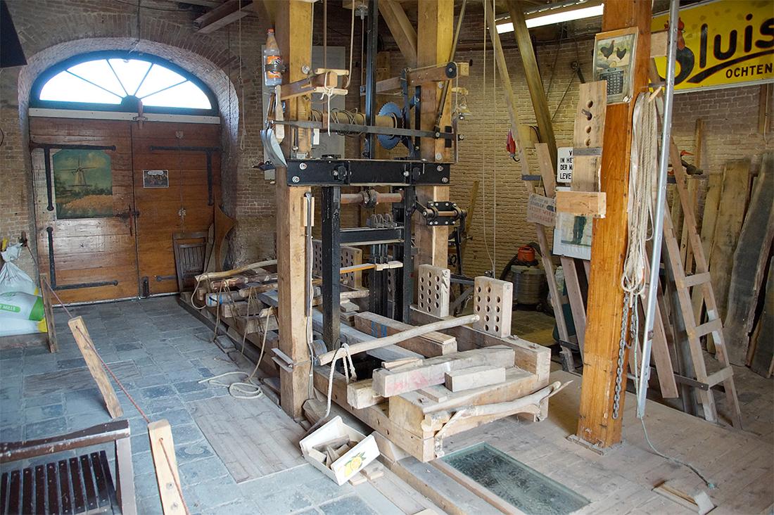 12, Molen 04899 De Graanhalm (Burgh-Haamstede), Matthieu Hoogduin (3-9-2016). De molen is onder meer voorzien van een houtzagerij.  | Database Nederlandse molens