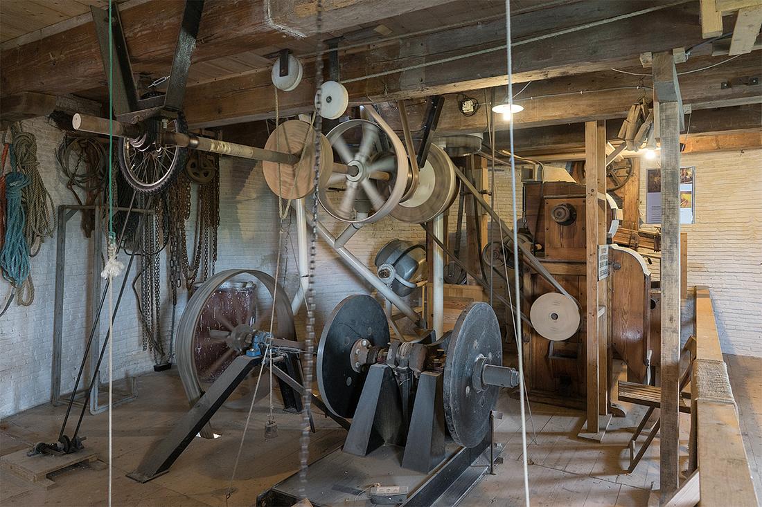 13, Molen 04899 De Graanhalm (Burgh-Haamstede), Marcel van Nies (8-9-2018)Overbrenging van de molen op het zaagraam. | Database Nederlandse molens