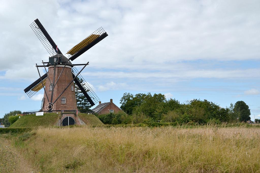 3, Molen 01671 Nooit Gedacht (Cadzand), Rob Pols (10-8-2016). De molen draaiend met twee zogenaamde duikers op de wieken.  | Database Nederlandse molens
