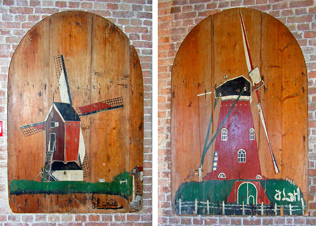 10, Molen 01671 Nooit Gedacht (Cadzand), Martin van Doornik (25-3-2017)Deze luiken bevonden zich jarenlang in museummolen De Valk te Leiden maar zijn thans weer in de molen waar zij vandaan kwamen aanwezig. | Database Nederlandse molens