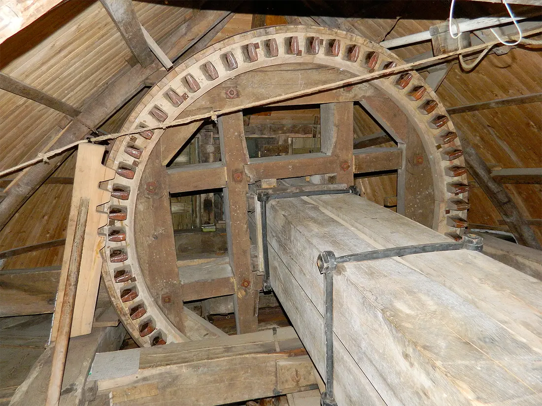 15, Molen 01671 Nooit Gedacht (Cadzand), Vincent Mepschen (14-8-2021)Bovenwiel met hoepelvang. Let op de Vlaamse pal: uit één stuk.  | Database Nederlandse molens