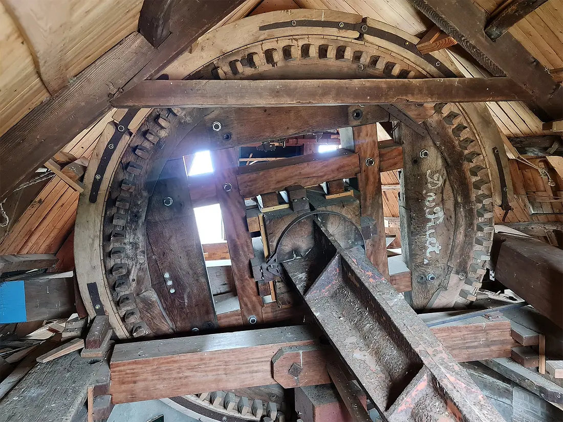 24, Molen 03537 De Oude Molen (Colijnsplaat), Pieter Zuijkerbuijk (10-5-2022)Het bovenwiel, waarvan de kruisarmen zo te zien een keer zijn vernieuwd.&nbsp; | Database Nederlandse molens