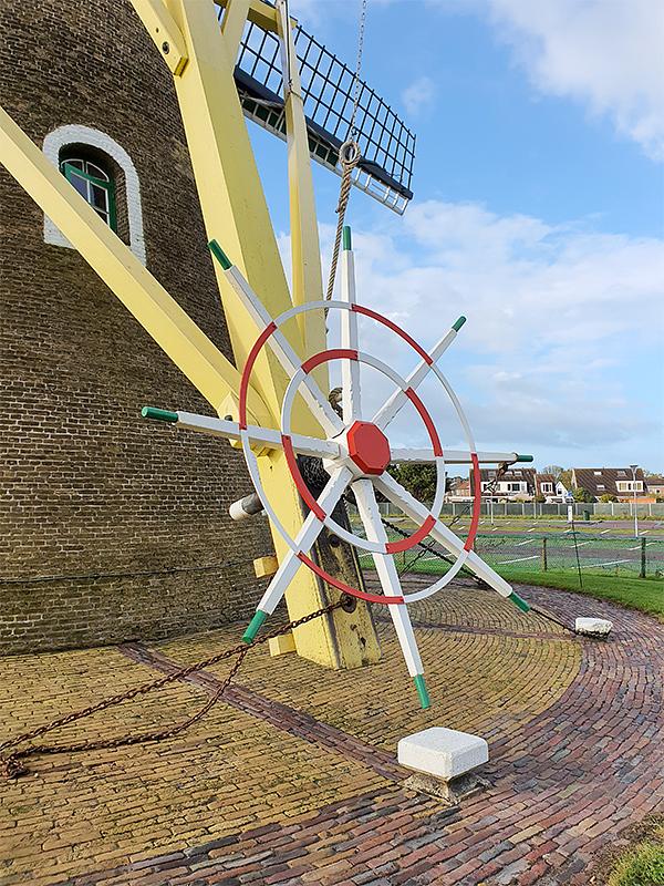 7, Molen 03549 Weltevreden (Domburg), Pieter Zuijkerbuijk (2-11-2019)Bijzonder zijn de schuin geplaatste kruispaken. Zie Uniek aan deze molen.  | Database Nederlandse molens
