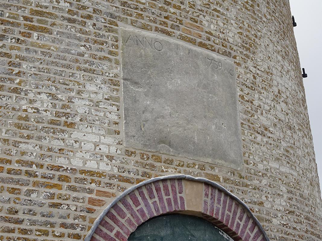 5, Molen 01879 Aeolus (Dreischor), Jan de Witte (22-2-2020)Bijna geheel onleesbare gevelsteen. | Database Nederlandse molens