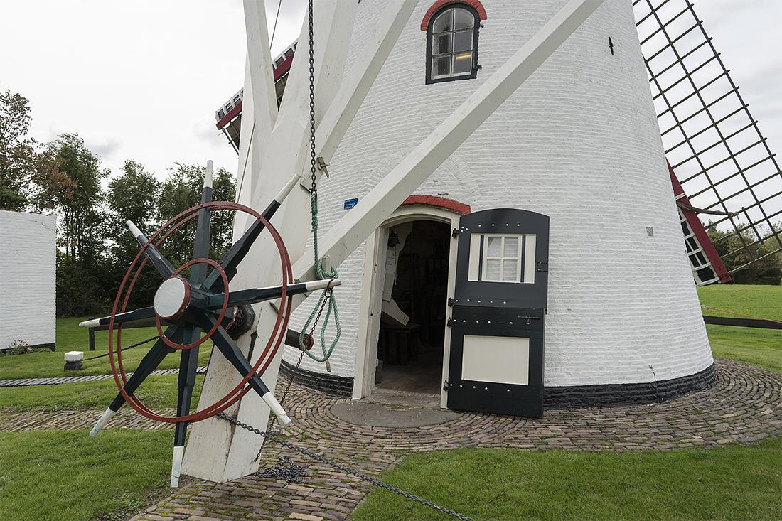 8, Molen 04901 't Hert / Oostermolen (Ellemeet), Marcel van Nies (8-9-2018)Vanuit de molen wordt de buil in het naastgelegen hok aangedreven. De as daarvoor loopt door een goot, die is afgedekt met zwarte plankjes. | Database Nederlandse molens