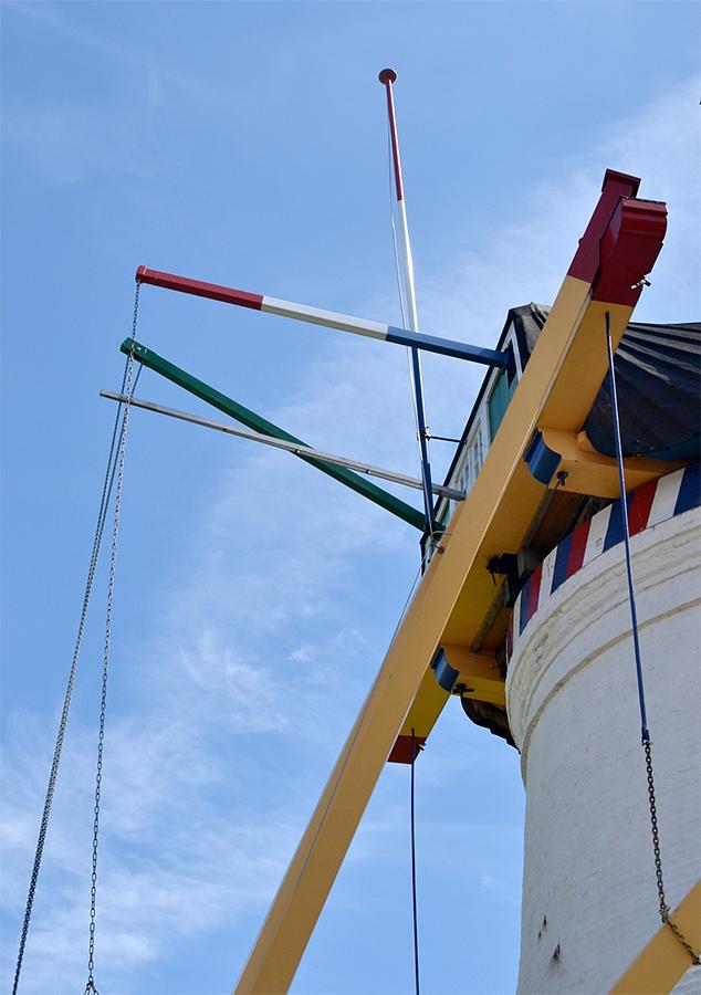 6, Molen 04902 De Lelie (Elkerzee / Scharendijke), Rob Pols (29-7-2021)De vangstok met daarachter de zwicht- en bezaanstok voor bediening van de zelfzwichting. | Database Nederlandse molens