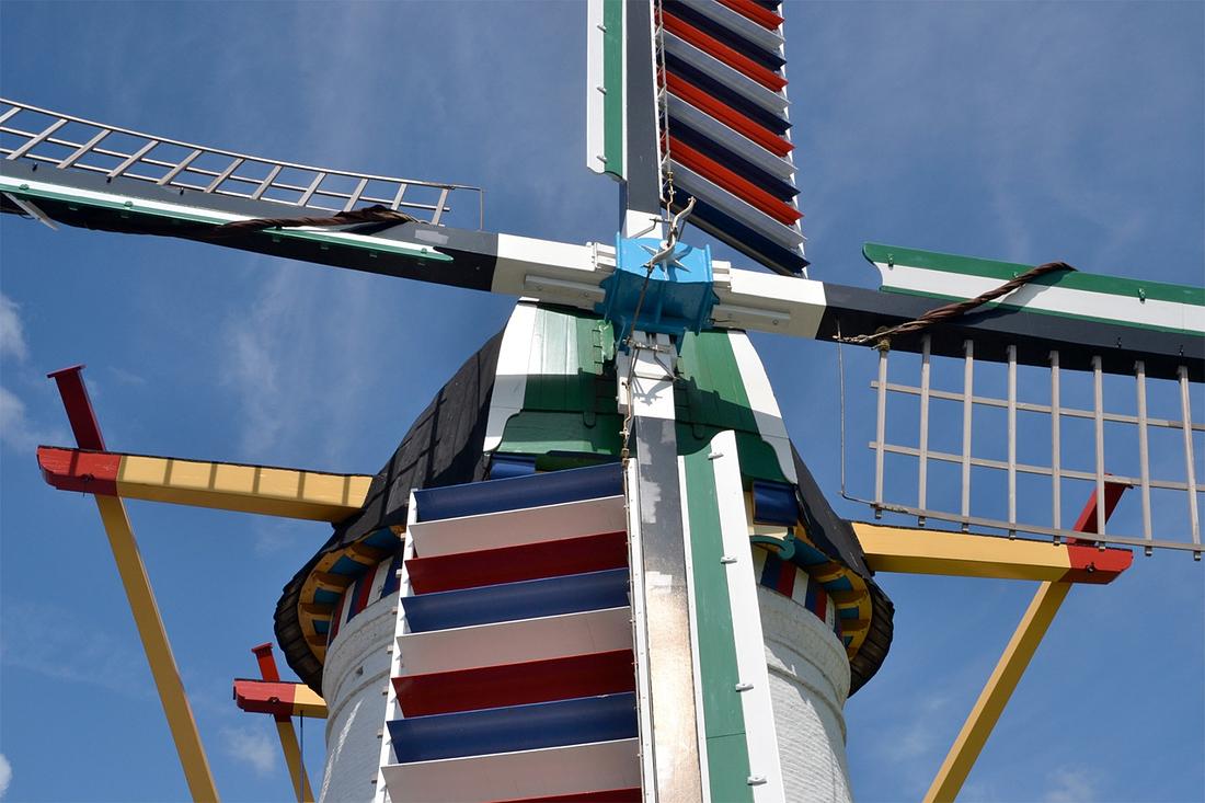 7, Molen 04902 De Lelie (Elkerzee / Scharendijke), Rob Pols (29-7-2021)Het wiekenkruis heeft sinds de laatste restauratie na lange tijd weer schuifijzers voor de bevestiging van de zeilen gekregen. Let ook op de verschillende kleurstelling van de windborden van beide roeden. | Database Nederlandse molens