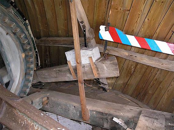 11, Molen 04902 De Lelie (Elkerzee / Scharendijke), Willem Jans (3-9-2005)De zeer korte, boven het voeghout aangebrachte vangbalk. Op deze foto is de vang gelicht.  | Database Nederlandse molens