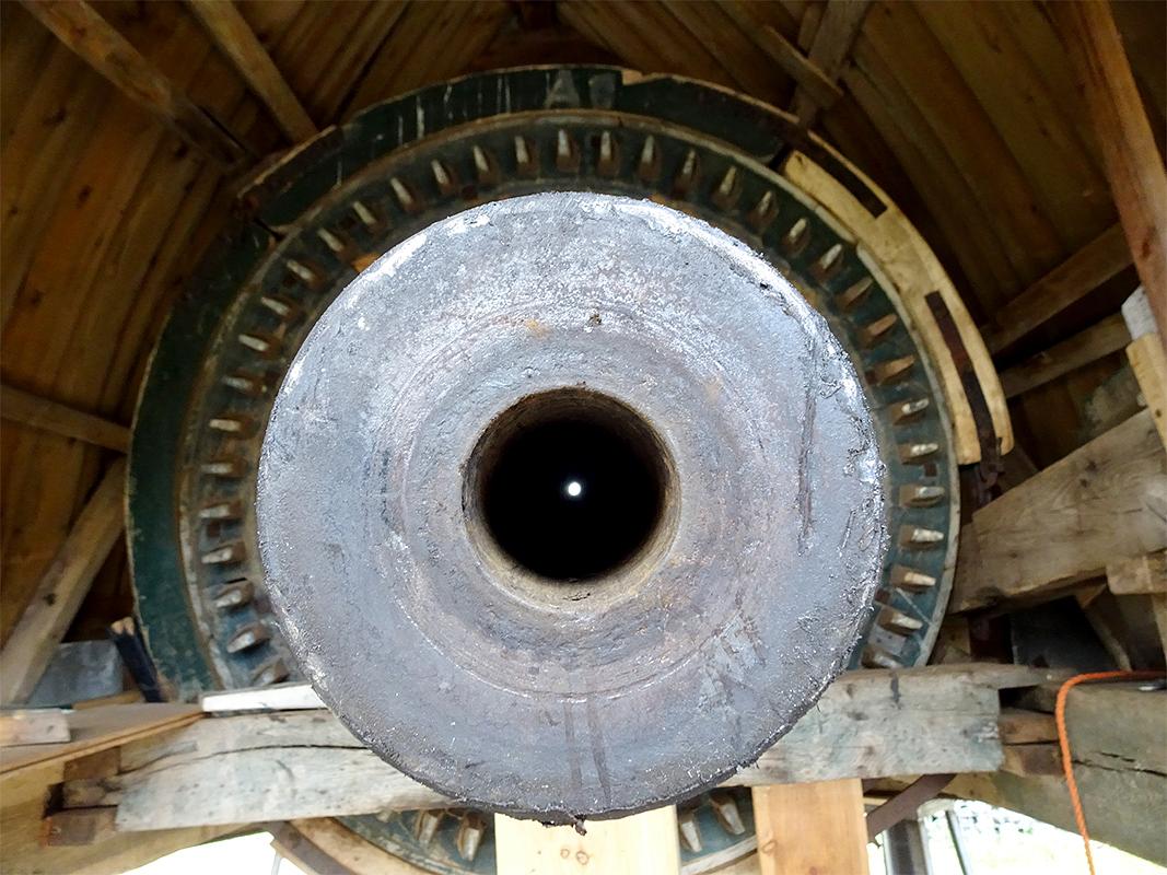 18, Molen 04902 De Lelie (Elkerzee / Scharendijke), Jan de Witte (13-4-2019)Uniek: men kijkt hier dóór de bovenas heen vanaf de pen naar voren (N.B. dat sommige molenmakers bijzonder goed konden boren wordt door deze foto ook wel duidelijk).  | Database Nederlandse molens