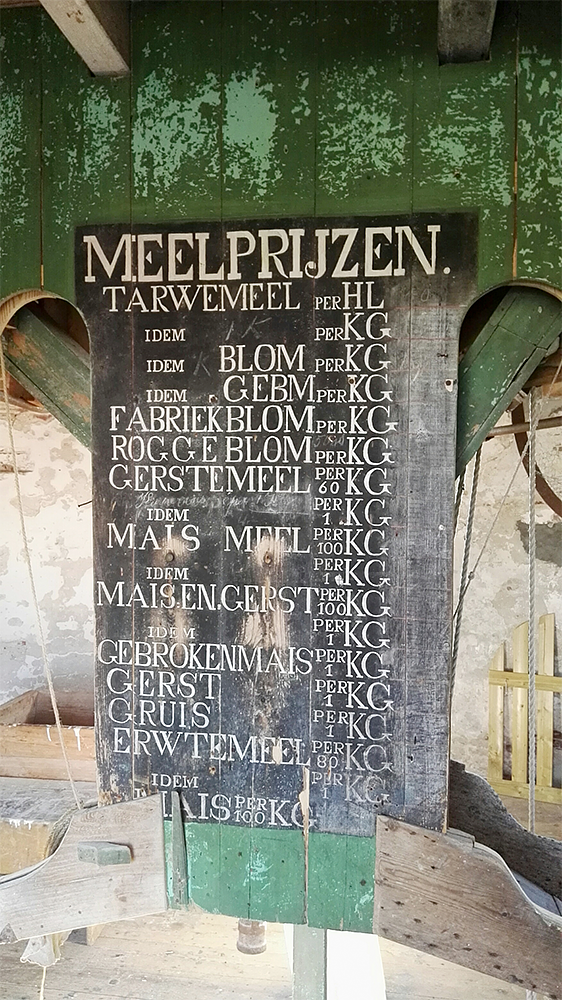 6, Molen 03545 De Graanhalm (Gapinge), Leo Middelkoop (14-10-2017) Het prachtige bord met alle te verkopen artikelen.  | Database Nederlandse molens