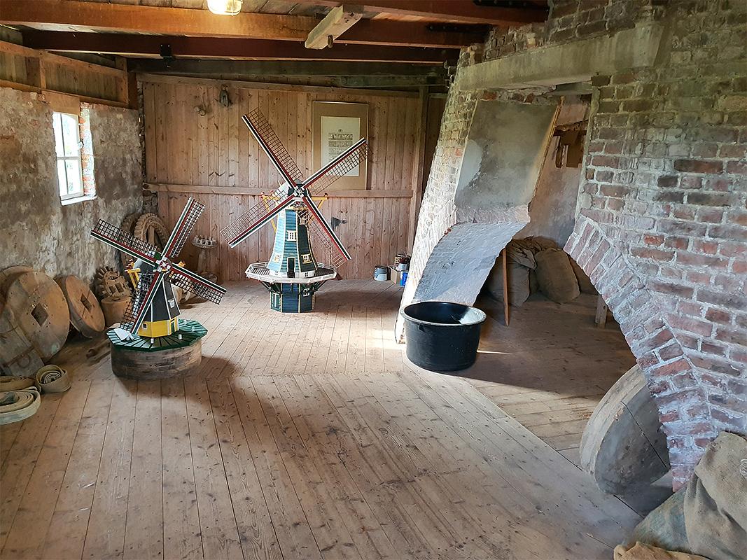 12, Molen 03545 De Graanhalm (Gapinge), Pieter Zuijkerbuijk (2-11-2019)Er is middels een opening aan de achterzijde van de molenromp extra ruimte gecreëerd op graan/builzolder.  | Database Nederlandse molens