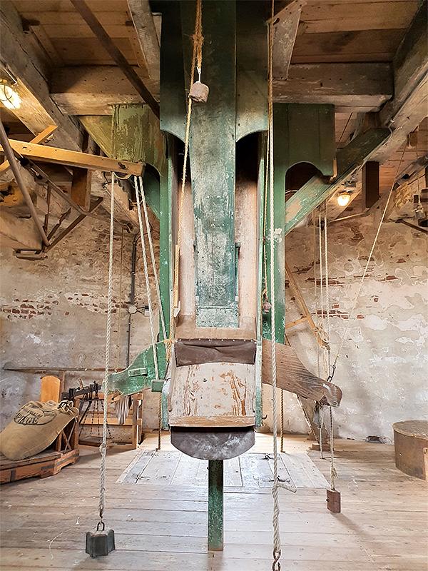 14, Molen 03545 De Graanhalm (Gapinge), Pieter Zuijkerbuijk (2-11-2019)De drie maalbakken centraal op de zeer ruime maalzolder. | Database Nederlandse molens