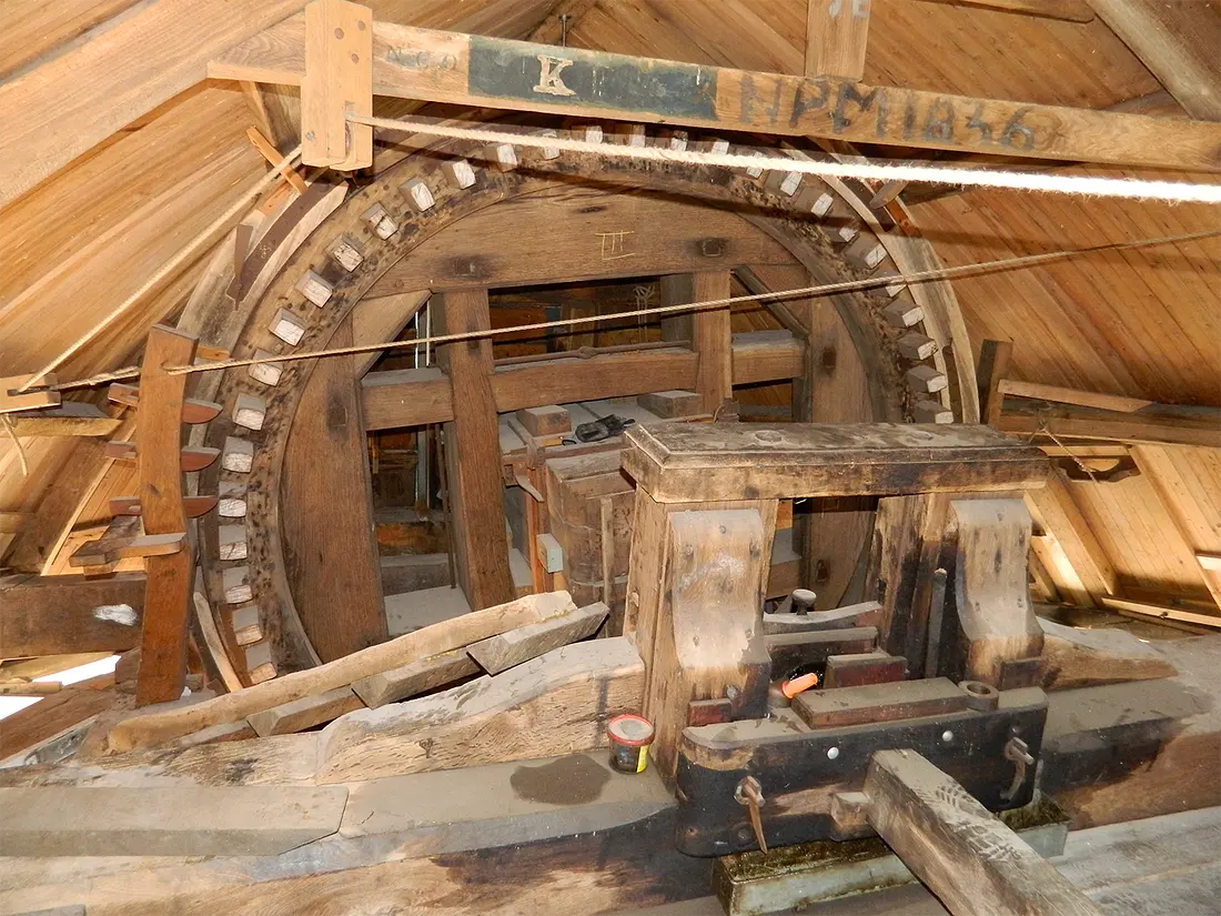24, Molen 01657 De Koornbloem (Goes), Vincent Mepschen (13-8-2021)Een blik op het bovenwiel met op de voorgrond de penstoel voor de (zeer korte) Fyenoord-bovenas. | Database Nederlandse molens