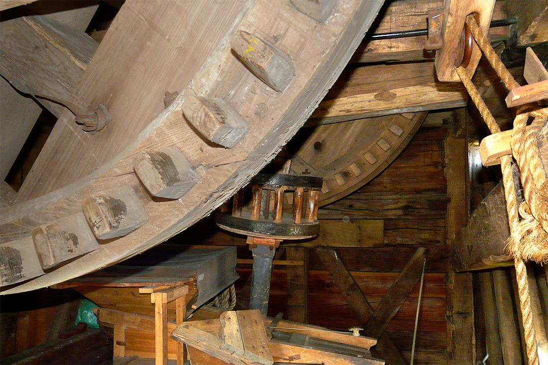 14, Molen 04199 (Naamloos) (Kloosterzande), Justin van den Heuvel (13-8-2016)Een blik in de kast met de twee bovenwielen en rechts de vangbalk met evenaar. | Database Nederlandse molens