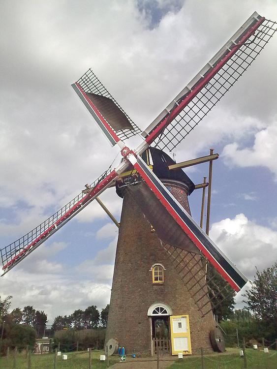 Molen 03493 De Koutermolen (Hoedekenskerke), Na lange tijd heeft de Koutermolen weer de originele rode roedenkleur.  Mark Remmerts (3-8-2013). | Database Nederlandse molens