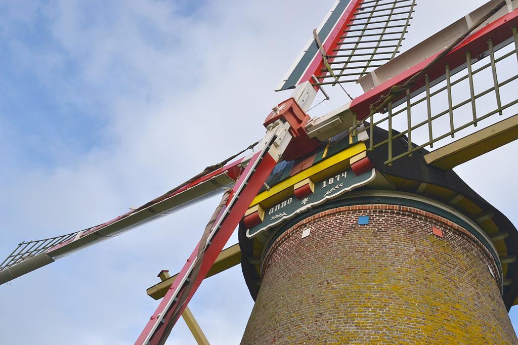 3, Molen 03493 De Koutermolen (Hoedekenskerke), Rob Pols (5-9-2015)Een blik op de baard met bouwjaar. Opvallend zijn de zogenaamde steigerplankjes in verschillende kleuren. | Database Nederlandse molens